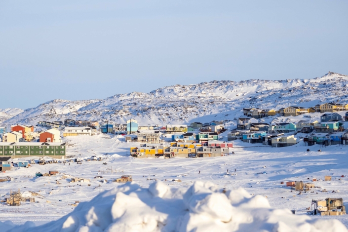 Udsigt fra en Bakke til Ilulissat og den frosne fjord. Foto - Lisa M. Burns, Besøg Grønland 