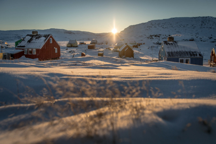 Solopgang over landsbyen Oqaatsut i Nordgrønland nær Ilulissat i Diskobugten. Foto af Mads Pihl - Besøg Grønland 